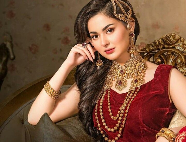 The Art of Accessorizing: Elevate Your Outfits with Pakistani Jewelry